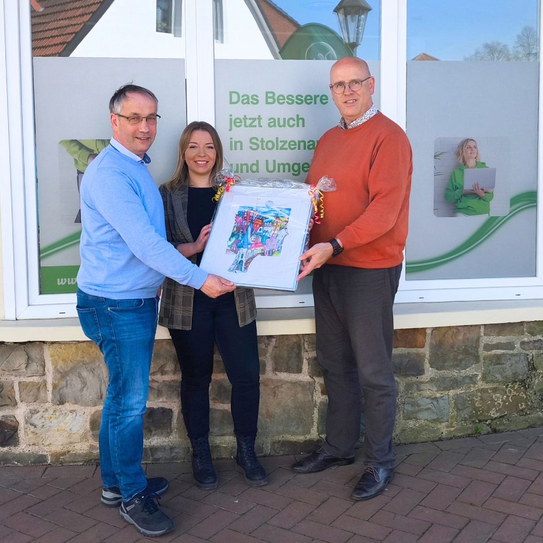 Infopoint Stolzenau Gemäldeübergabe des Bürgermeister, Samtgemeindebürgermeister und DBN Vertriebsleiterin Mittelweser